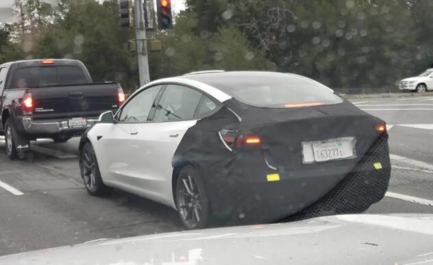 改款特斯拉 Model 3 加州路测谍照曝光  1 月 16 日消息，传闻中代号 Highland 的改款 Model 3 已经开始在路 ...